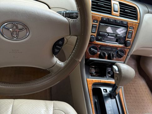 Used 2004 Toyota Avalon XLS image 9