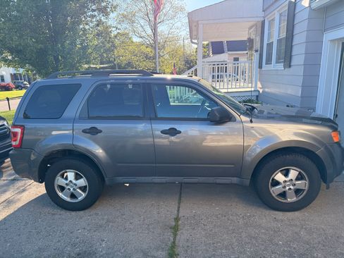 Used 2011 Ford Escape XLT w/ 202A Rapid Spec Order Code FWD image 1