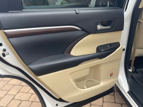 Used 2016 Toyota Highlander Limited Platinum image 14