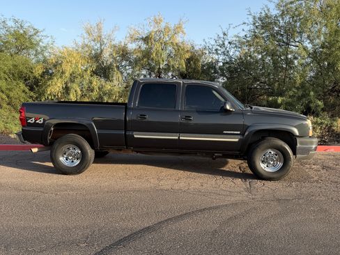 Used 2003 Chevrolet Silverado 2500 LT w/ Skid Plate Package AWD/4WD image 2