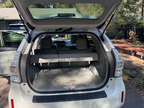 Used 2014 Toyota Prius V Five image 6