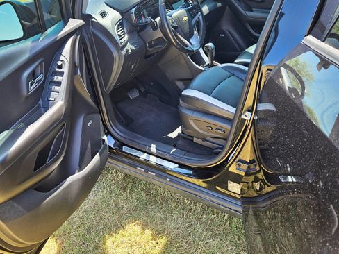 Used 2019 Chevrolet Trax Premier w/ Midnight Edition FWD image 12