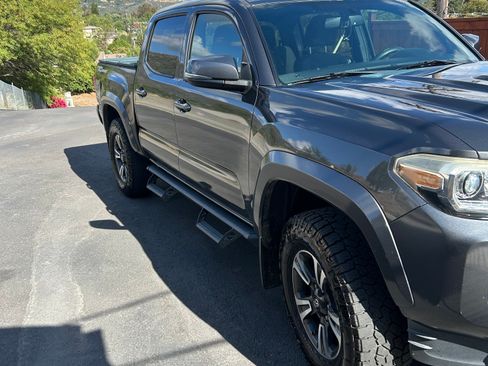 Used 2017 Toyota Tacoma TRD Sport image 5