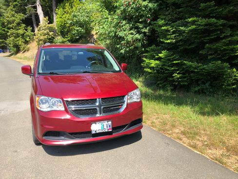 Used 2016 Dodge Grand Caravan SXT image 2