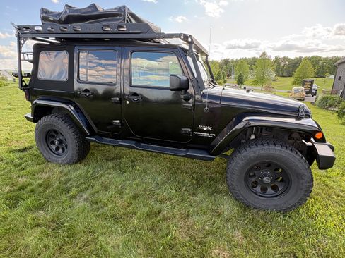 Used 2016 Jeep Wrangler Unlimited Sahara w/ Max Tow Package AWD/4WD image 1