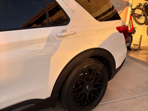 Used 2021 Ford Explorer XLT w/ Equipment Group 202A image 5