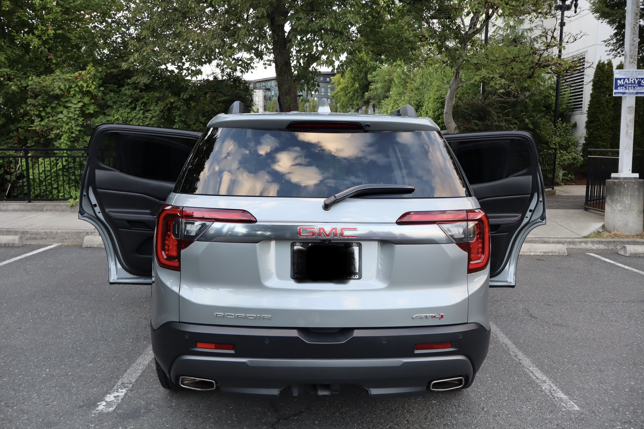 Used 2023 GMC Acadia AT4 w/ Technology Package AWD/4WD image 9