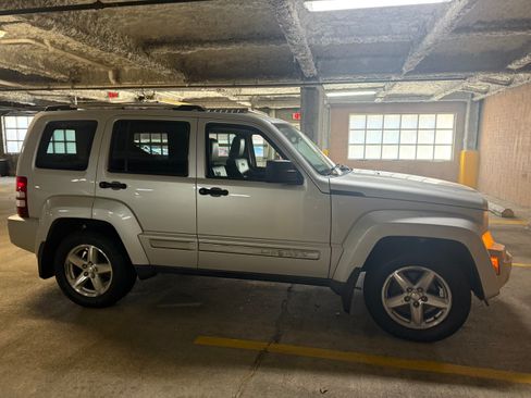Used 2009 Jeep Liberty Limited w/ Premium Group image 4