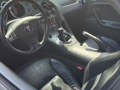 Used 2008 Pontiac Solstice Convertible w/ Premium Package RWD image 2