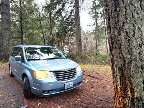 Used 2010 Chrysler Town & Country Touring image 17