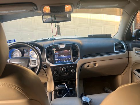 Used 2014 Chrysler 300 image 9