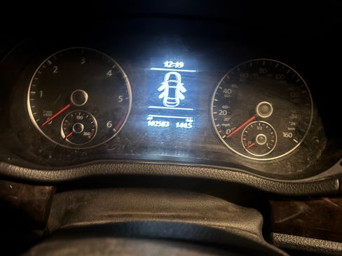 Used 2015 Volkswagen Passat TDI SEL Premium image 9