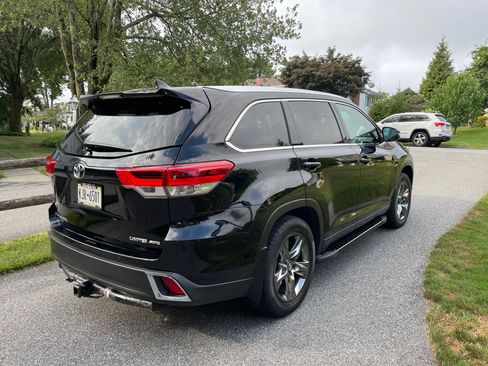 Used 2017 Toyota Highlander Limited Platinum AWD/4WD image 2