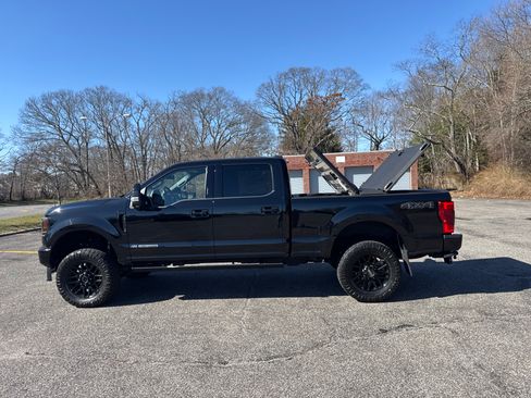 Used 2022 Ford F250 Lariat w/ Black Appearance Package image 11