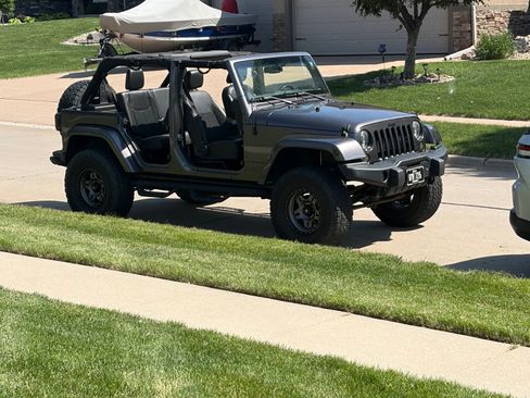Used 2016 Jeep Wrangler Unlimited Sahara AWD/4WD image 13