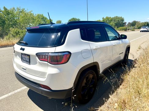 Used 2019 Jeep Compass Latitude FWD image 4