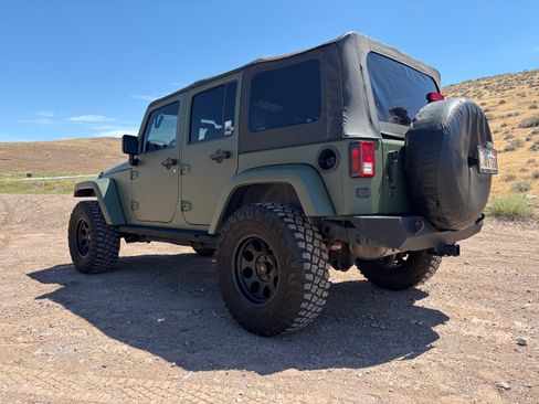 Used 2011 Jeep Wrangler Unlimited Sahara w/ Connectivity Group AWD/4WD image 9