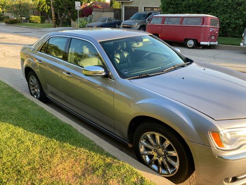 Used 2014 Chrysler 300 C image 2