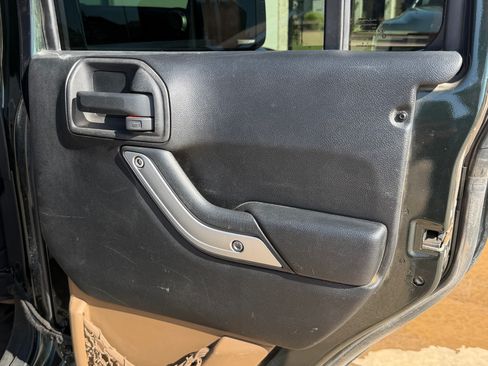Used 2011 Jeep Wrangler Unlimited Sahara w/ Connectivity Group AWD/4WD image 22