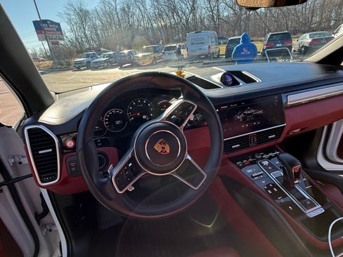 Used 2023 Porsche Cayenne Platinum Edition image 8