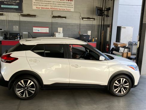 Used 2019 Nissan Kicks SV image 2