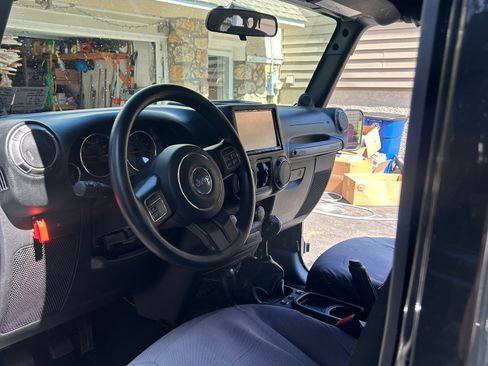 Used 2014 Jeep Wrangler Unlimited Sport image 5