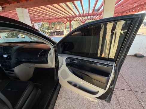 Used 2014 Chrysler Town & Country Touring image 15