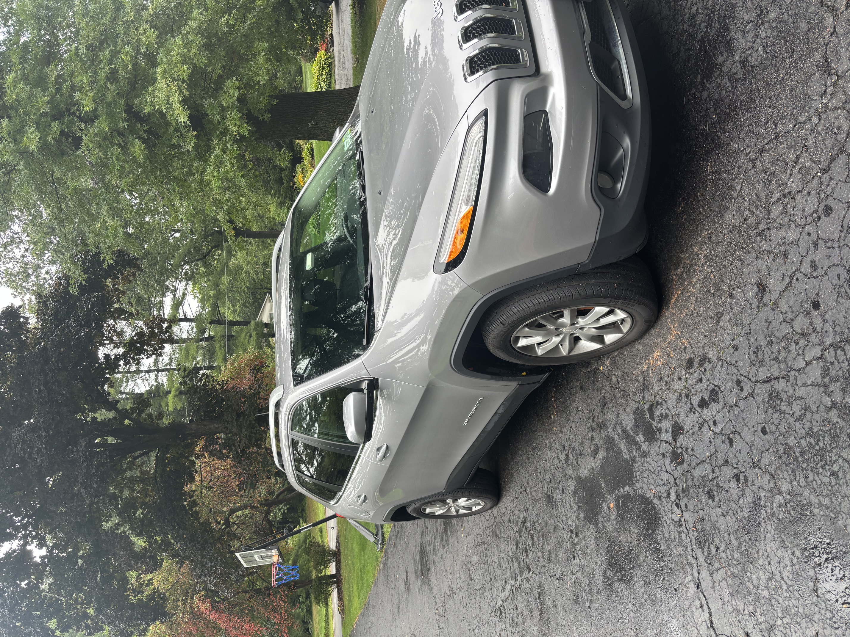 Used 2018 Jeep Cherokee Limited AWD/4WD image 2