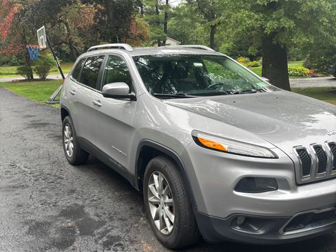 Used 2018 Jeep Cherokee Limited AWD/4WD image 2