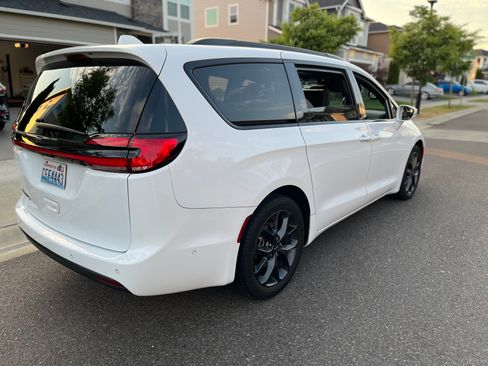 Used 2021 Chrysler Pacifica Touring-L w/ Uconnect Theater Family Group FWD image 5