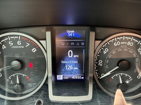 Used 2022 Toyota Tacoma TRD Off-Road w/ TRD Premium Off Road Package image 9