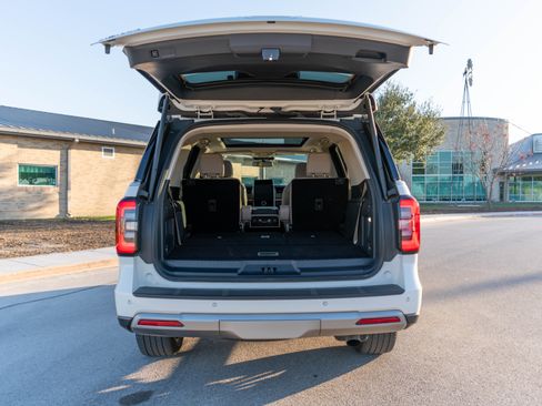 Used 2024 Ford Expedition Limited image 10