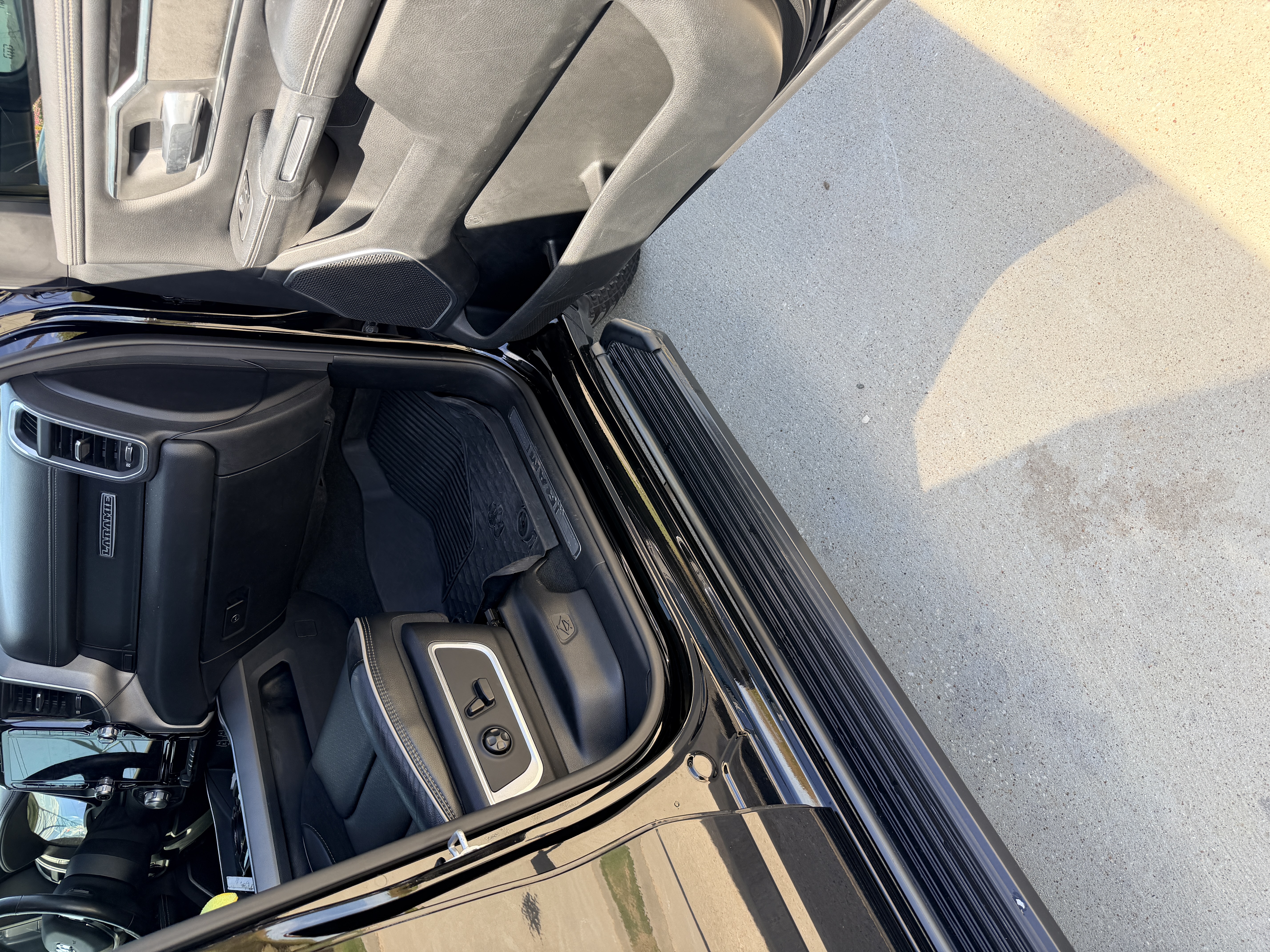 Used 2020 RAM 1500 Laramie w/ Sport Appearance Package AWD/4WD image 8