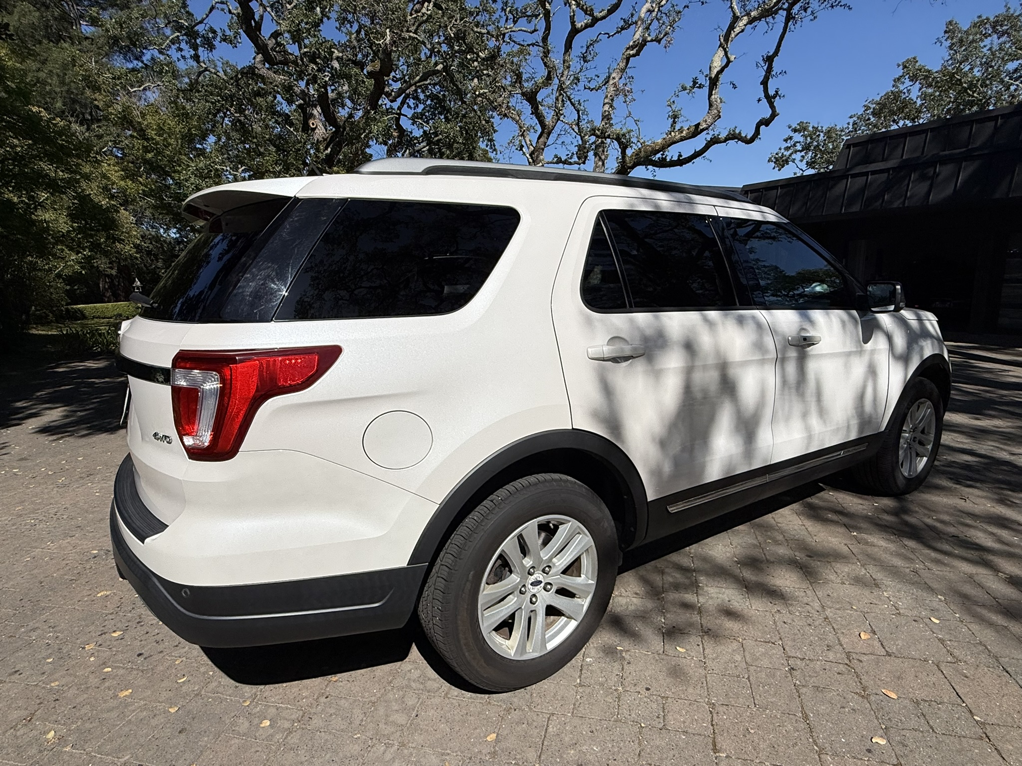 Used 2019 Ford Explorer XLT w/ Equipment Group 202A AWD/4WD image 5