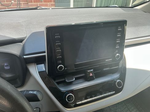 Used 2021 Toyota Corolla LE FWD image 2