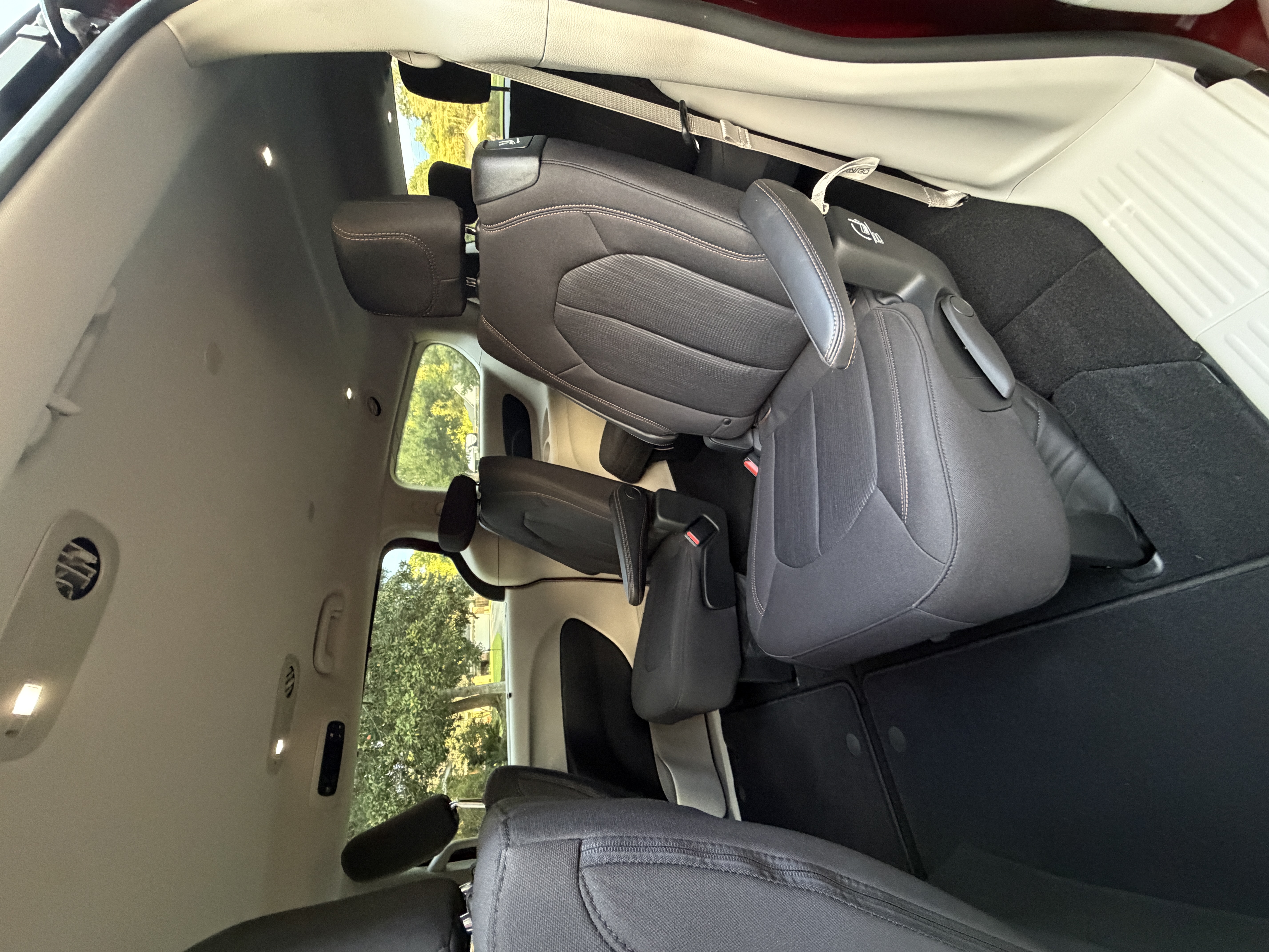 Used 2019 Chrysler Pacifica Touring Plus w/ Advanced Safetytec Group FWD image 25