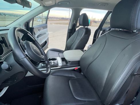 Used 2024 Kia Carnival LX image 8