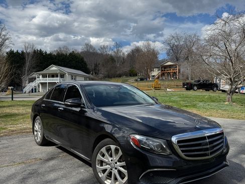 Used 2017 Mercedes-Benz E 300 4MATIC image 2