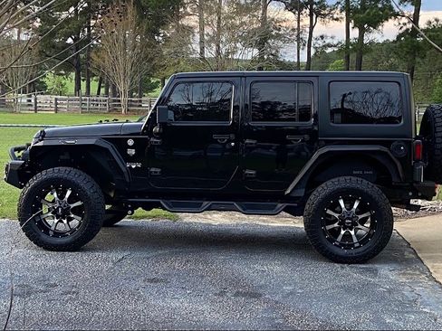 Used 2018 Jeep Wrangler Unlimited Sahara AWD/4WD image 2