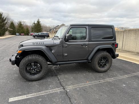 Used 2024 Jeep Wrangler Sport image 9