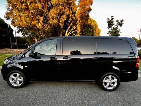 Used 2018 Mercedes-Benz Metris Passenger image 2