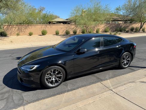 Used 2021 Tesla Model S Plaid image 11
