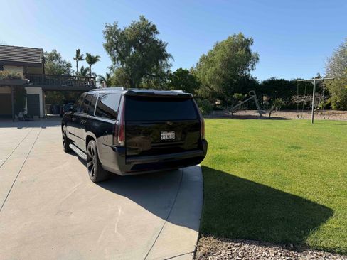 Used 2017 Cadillac Escalade ESV Premium Luxury image 4