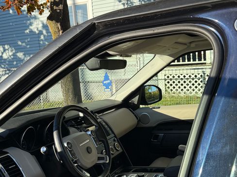 Used 2017 Land Rover Discovery SE image 11