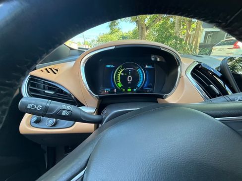 Used 2017 Chevrolet Volt Premier w/ Driver Confidence II Package FWD image 17