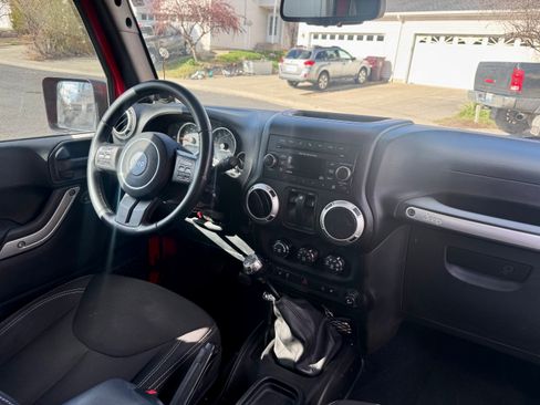 Used 2013 Jeep Wrangler Sahara w/ Connectivity Group image 13