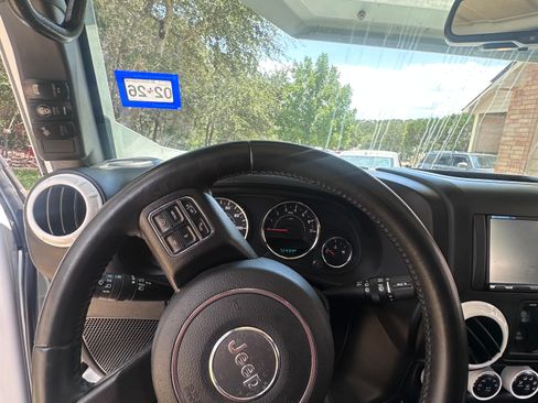 Used 2017 Jeep Wrangler Unlimited Sahara w/ Max Tow Package AWD/4WD image 14