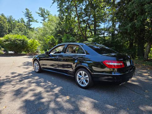 Used 2011 Mercedes-Benz E 550 4MATIC Sedan image 4
