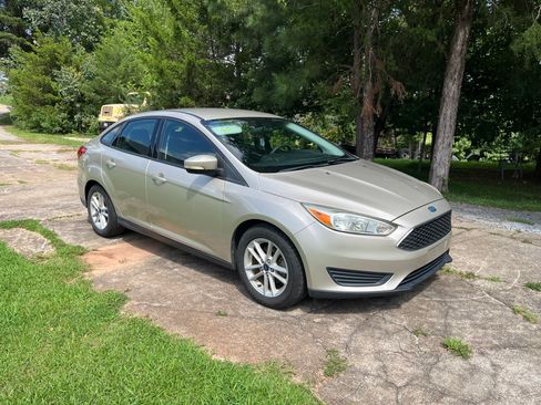 Used 2017 Ford Focus SE FWD image 2