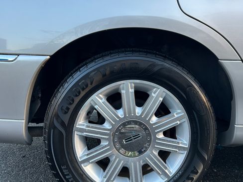 Used 2009 Lincoln Town Car Signature Limited image 8